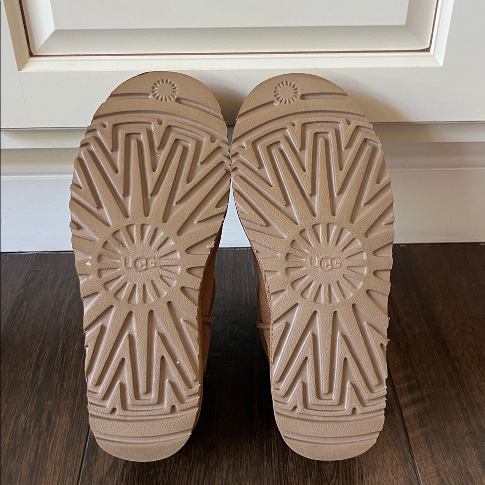 Like New UGG Classic Slipper - Picture 7 of 8